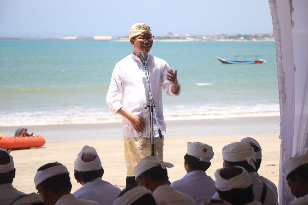 Wabup Suiasa Hadiri Upacara Pemahayu Jagat, Nangluk Merana di Pantai Muaya Jimbaran